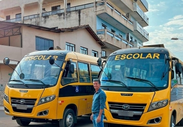 Na tarde desta terça-feira (20) Vermelho Novo viveu mais um dia de grande conquista com a chegada de dois micro-ônibus 0km e um rolo compactador também 0km.