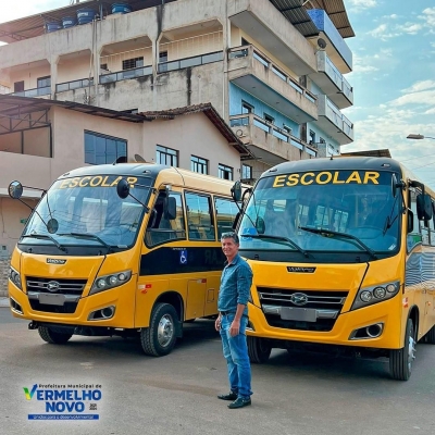 Na tarde desta terça-feira (20) Vermelho Novo viveu mais um dia de grande conquista com a chegada de dois micro-ônibus 0km e um rolo compactador também 0km.