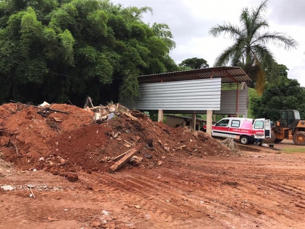 Funcionários da obras realiza limpeza no pátio da Secretaria Municipal.