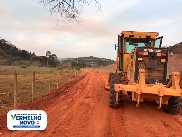 ESTRADAS RURAIS CONTINUAM RECEBENDO INFRAESTRUTURA.